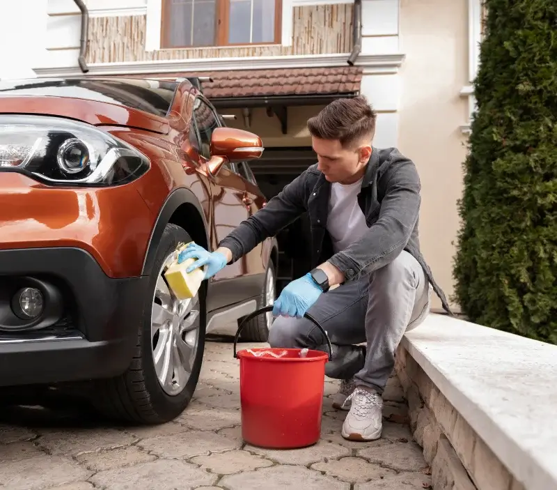 Lavage auto à domicile Saint-Martin-Laguépie : professionnel intervenant sur un véhicule